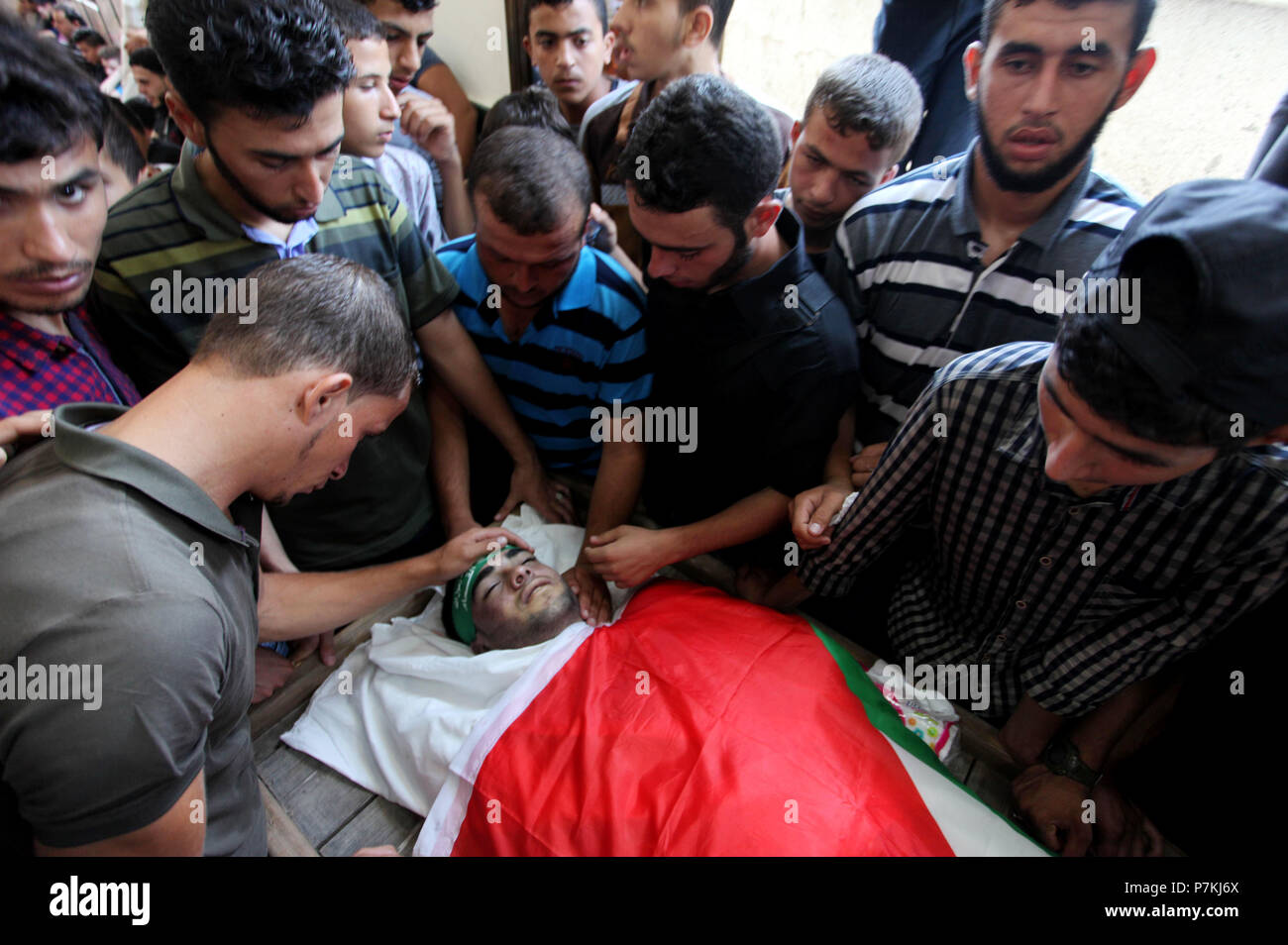 Gaza City, Gaza Strip, Palestinian Territory. 7th July, 2018. Relatives ...