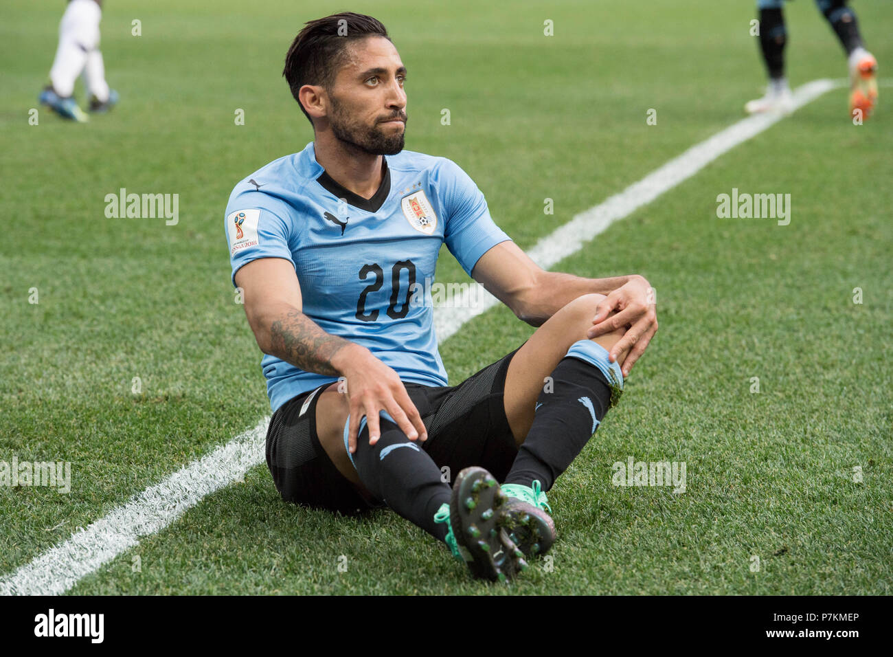 Nizhny Novgorod, Russia. 6th July 2018. Jonathan URRETAVISCAYA (URU) is sitting on the pitch, disappointed, showered, berserk, disappointment, sad, frustrated, frustrated, latex, full figure, Uruguay (URU) - France (FRA) 0-2, quarterfinal, game 57, on 06.07. 2018 in Nizhny Novgorod; Football World Cup 2018 in Russia from 14.06. - 15.07.2018. | usage worldwide Credit: dpa picture alliance/Alamy Live News Stock Photo