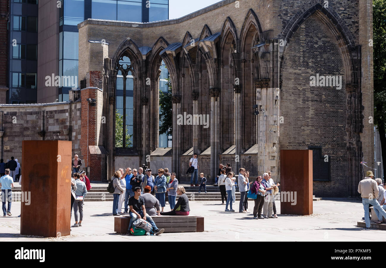 Hamburg, Germany. 07th July, 2017. People enjoy the summer weather at the St. Nicholas' Church memorial. The building was damaged in WWII. Credit: Markus Scholz/dpa/Alamy Live News Stock Photo