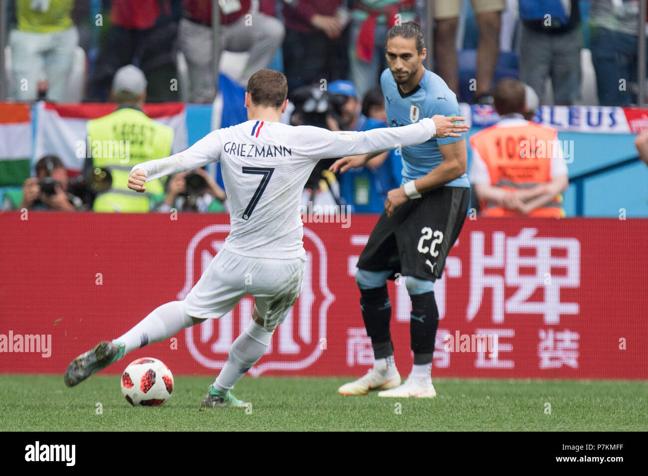 Nizhny Novgorod, Russia. 6th July 2018. Antoine GRIEZMANN (left, FRA) shoots against Martin CACERES (URU) the goal to 2: 0 for France, action, Uruguay (URU) - France (FRA) 0: 2, quarter-finals, game 57, on 06.07.2018 in Nizhny Novgorod; Football World Cup 2018 in Russia from 14.06. - 15.07.2018. | usage worldwide Credit: dpa picture alliance/Alamy Live News Stock Photo