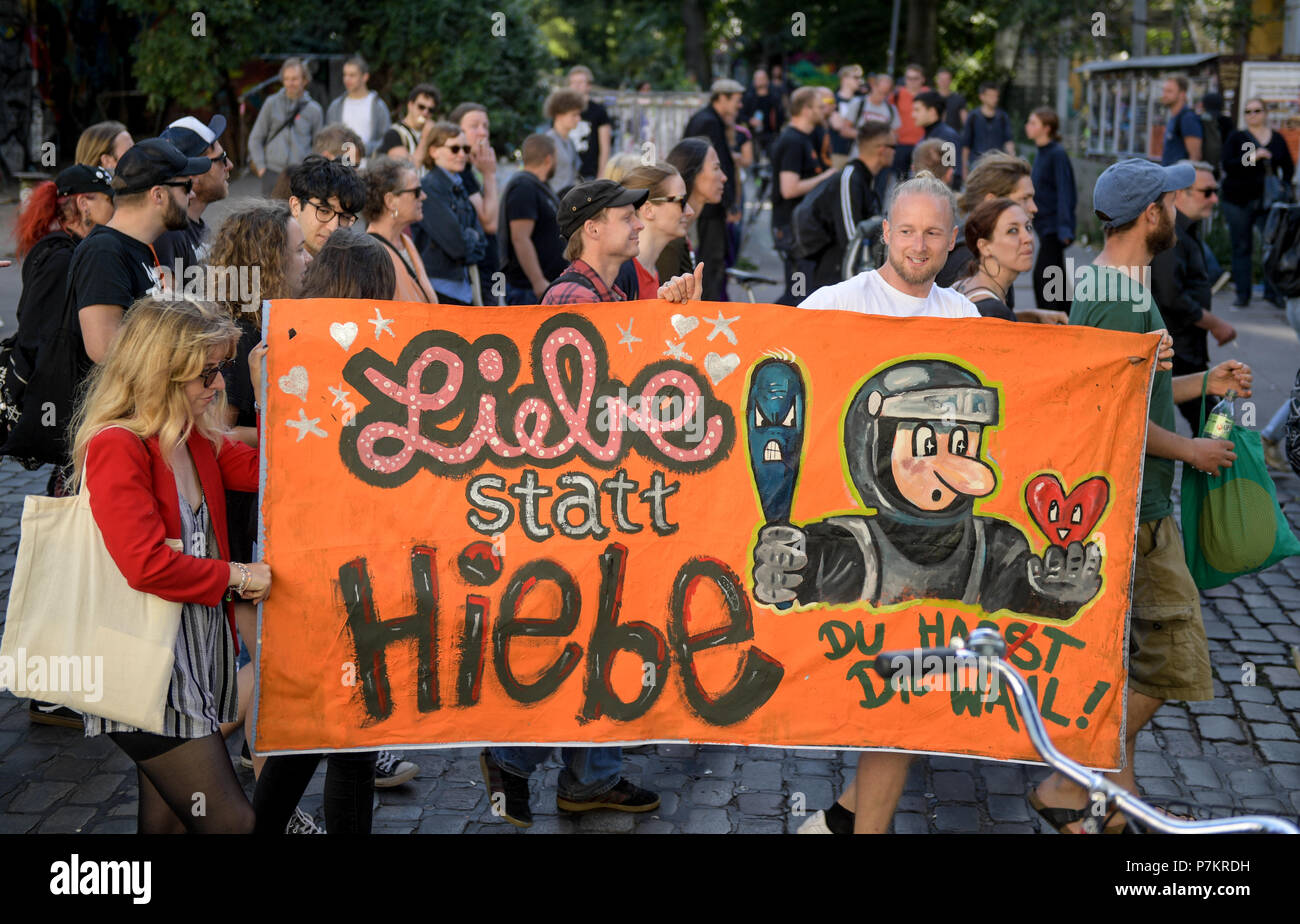 Hamburg, Germany. 07th July, 2018. Protesters take to the streets one year after the G20 summit, carrying a sign reading 'Liebe statt Hiebe' (lit. 'Love not violence'). The demonstration runs under the slogan 'Solidarity without borders instead of G20'. Credit: Axel Heimken/dpa/Alamy Live News Stock Photo