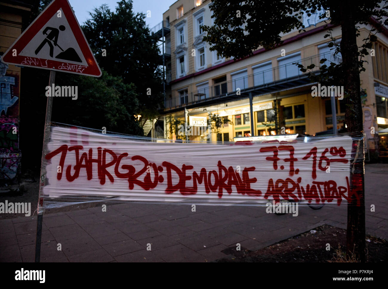 Hamburg, Germany. 07th July, 2018. Protesters take to the streets one year after the G20 summit, carrying a sign reading '1 Jahr G20 Demorave' (lit. '1 Year G20 Demo Rave'). The demonstration runs under the slogan 'Solidarity without borders instead of G20'. Credit: Markus Scholz, Axel Heimken/dpa/Alamy Live News Stock Photo