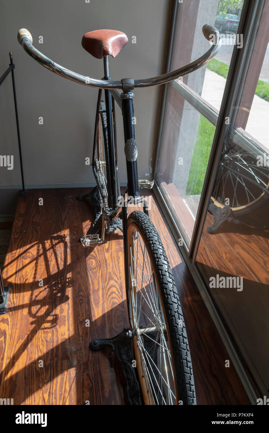 Dayton, Ohio - A Wright Brothers 'Van Cleve' bicycle in the window of the Wright Cycle Co. at the Dayton Aviation Heritage National Historical Park. W Stock Photo