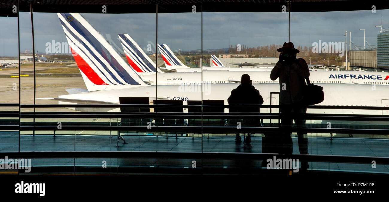 Boeing 777-300ER, aircraft groundhandling, AIRFRANCE, silhouettes of tourists taking photos, CDG Airport, Charles-de-Gaulle, transit area, waiting area, Le Mesnil-Amelot, Seine-et-Marne department, Paris, Île-de-France, France Stock Photo