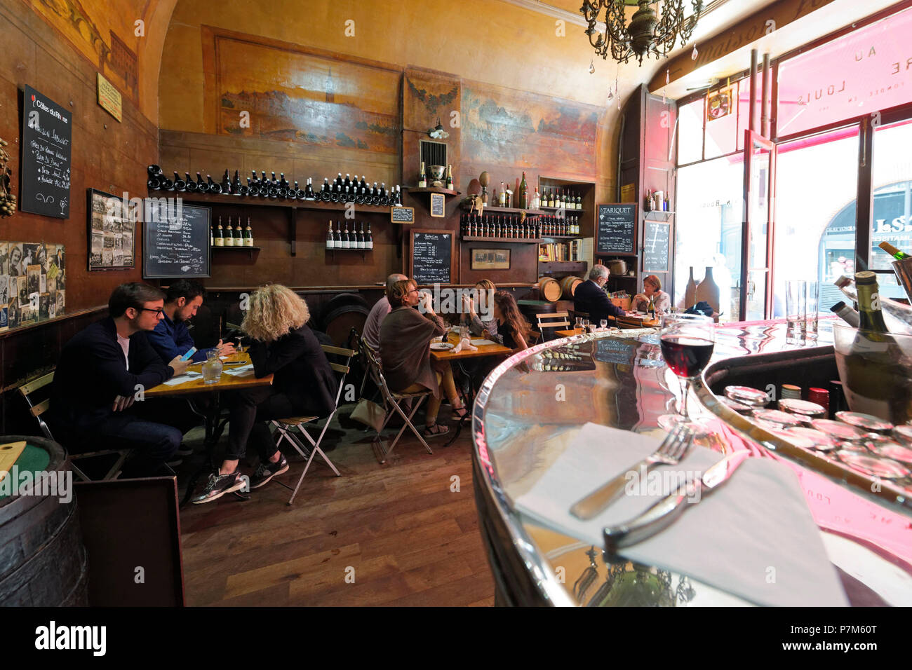 France, Haute Garonne, Toulouse, rue des Tourneurs, Au Pere Louis, one of the oldest winebar of Toulouse Stock Photo