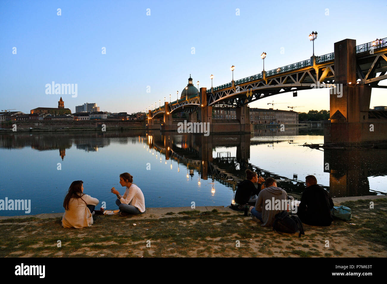 France, Haute Garonne, Toulouse, banks of the Garonne river, Henri Martin Promenade, Saint Pierre Bridge and Catalans Bridge Stock Photo