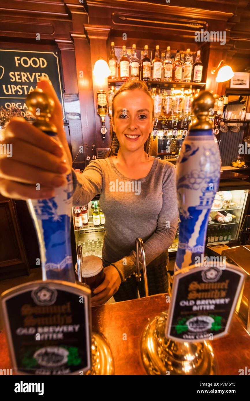 England, London, Southwark, Anchor Tap Pub, Barmaid Serving Beer Stock Photo