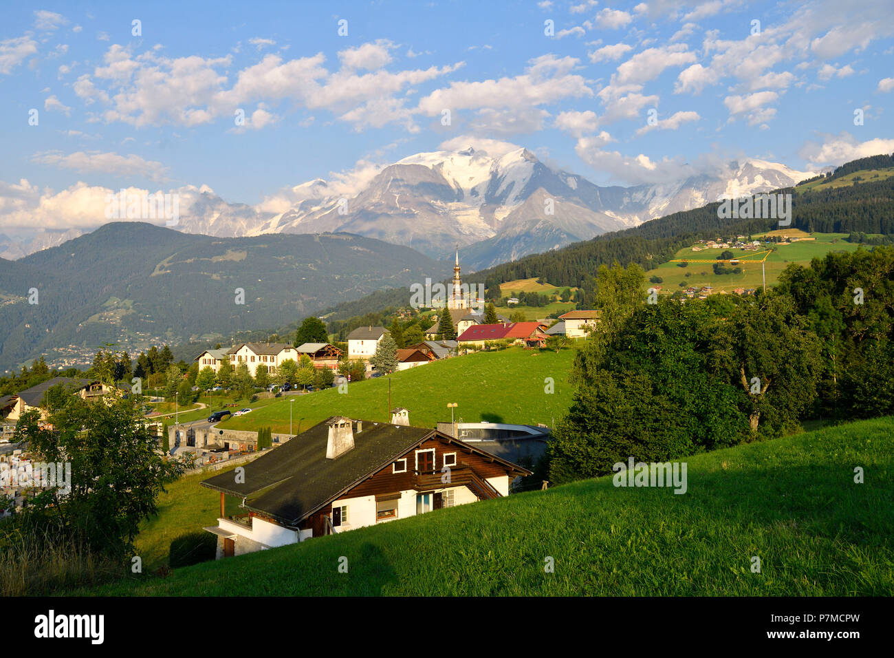 France, Haute Savoie, Combloux, Les sentiers du baroque, St Nicolas church and Mont Blanc peak (4810m) Stock Photo