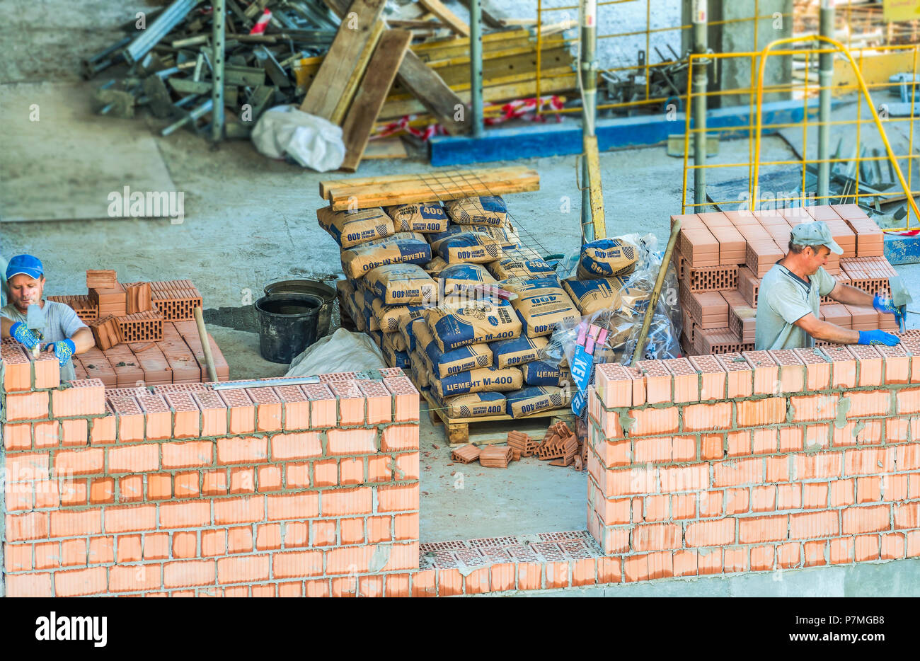 Bricklayer works on a wall hi-res stock photography and images - Alamy