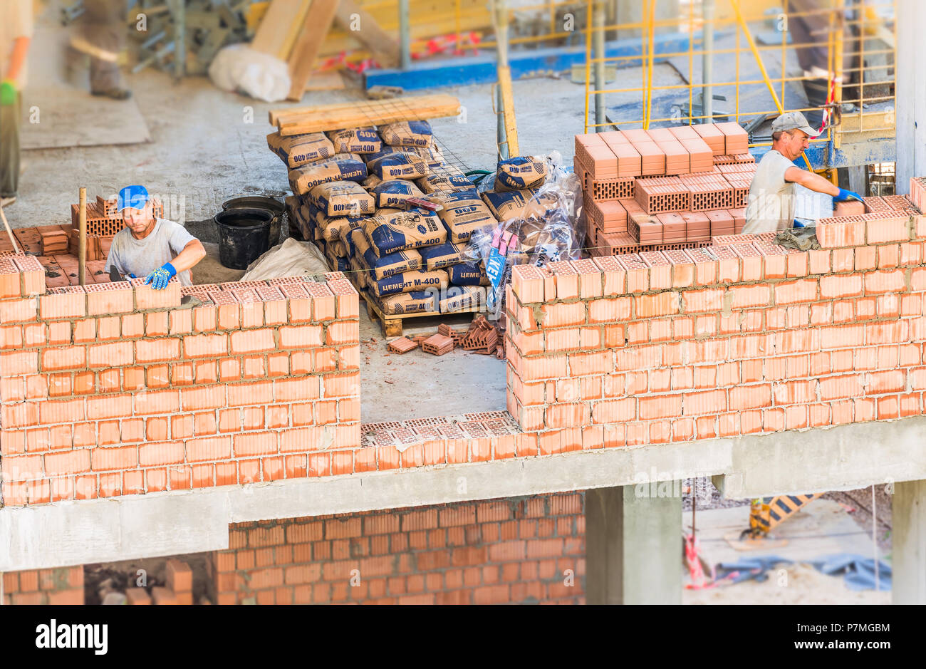 Bricklayer works on a wall hi-res stock photography and images - Alamy