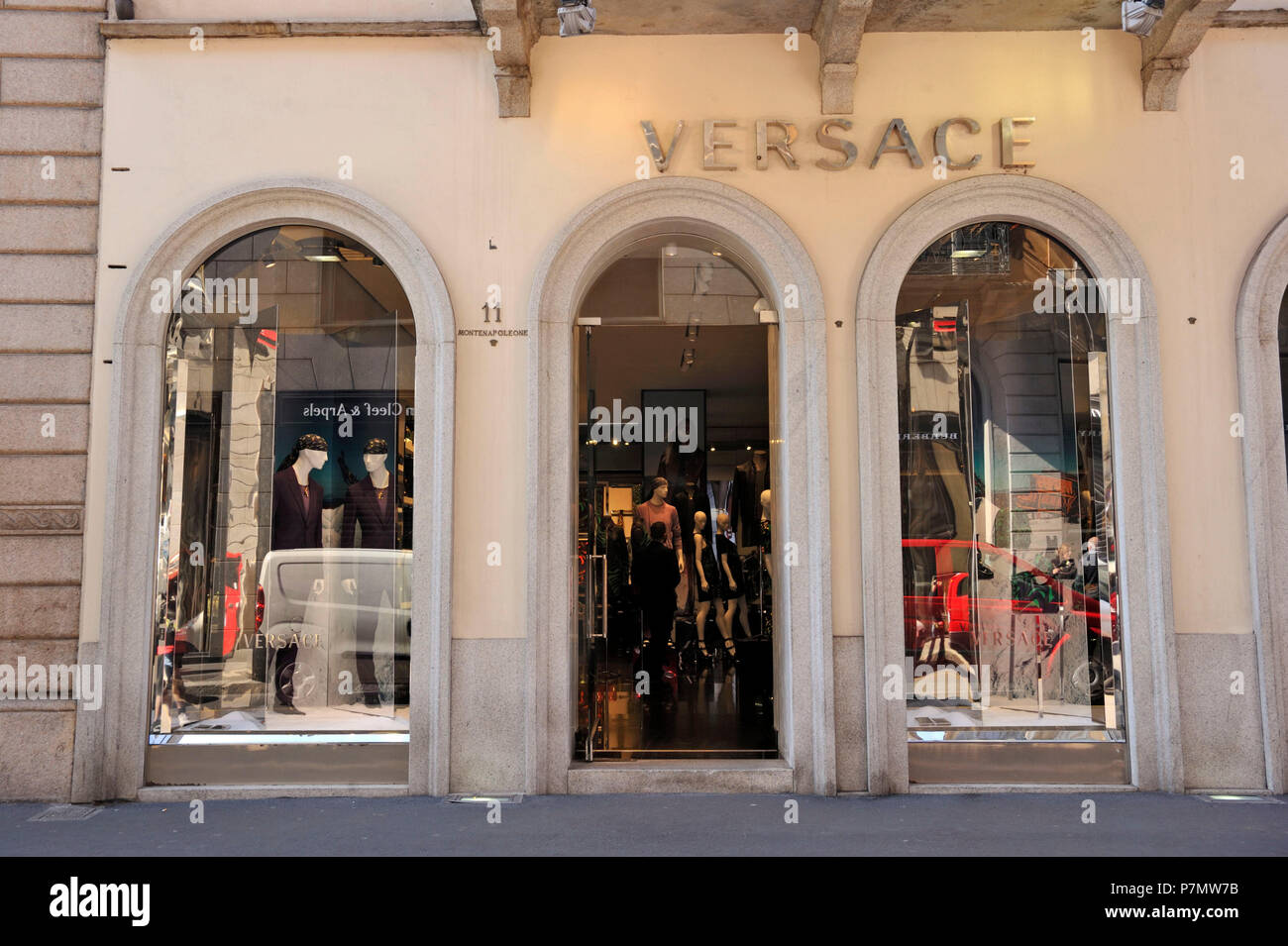 Ideaal Onderzoek het Kostuum Italy, Lombardy, Milan, Fashion Quadrilateral, Versace store in Via Monte  Napoleone Stock Photo - Alamy