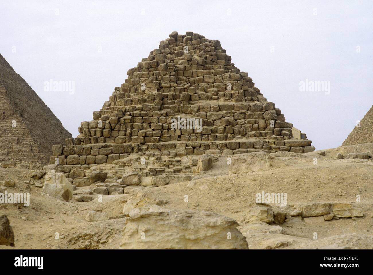 La pirámide de Micerino (nombre helenizado) o de Menkaura (según su nombre egipcio) es la menor de las tres célebres pirámides de la necrópolis de la meseta de Guiza. A Menkaura, faraón de la dinastía IV, se le atribuye ordenar construir esta pirámide. Stock Photo