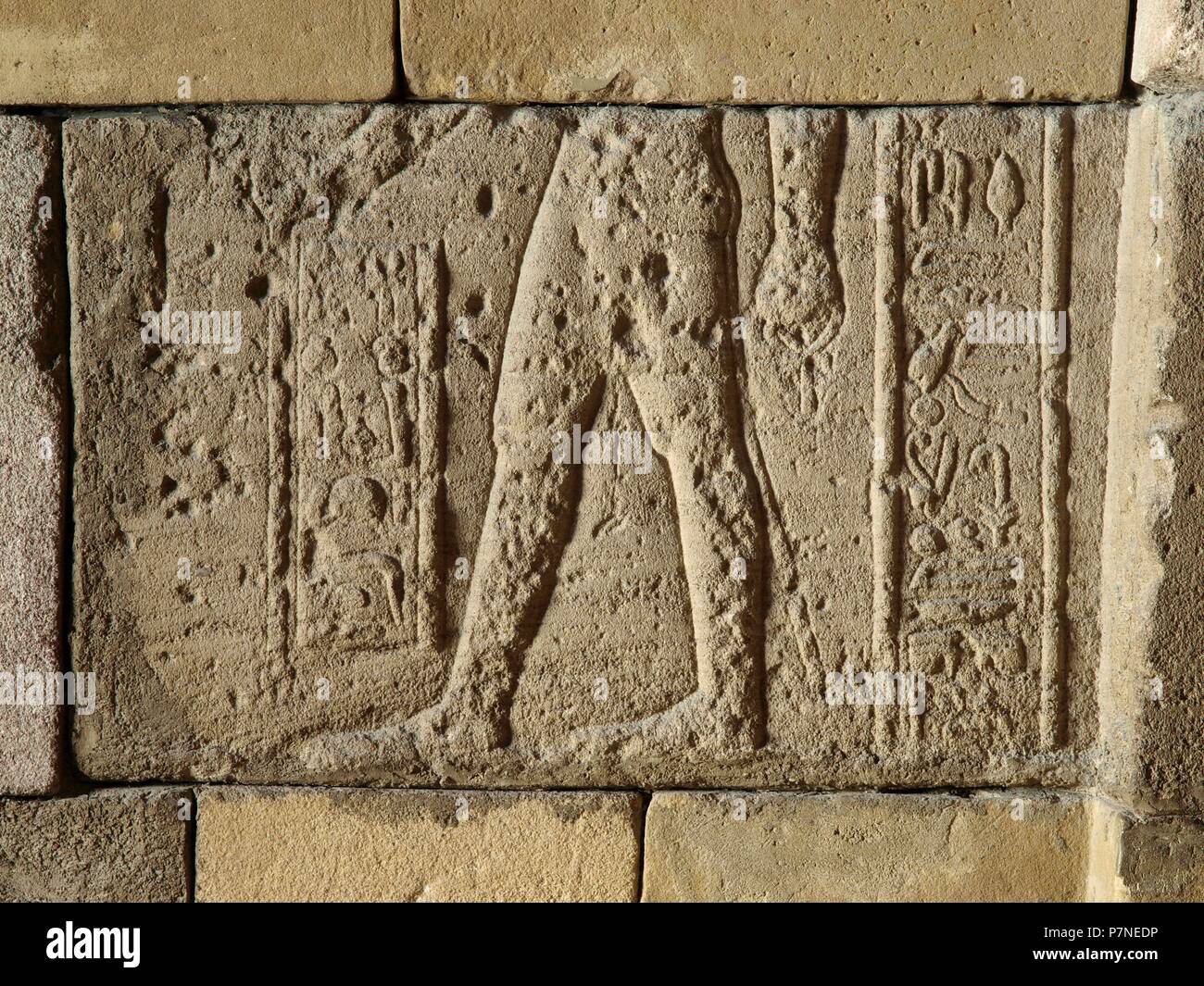 TEMPLO DE DEBOD: RELIEVE EN LA PARED IZQUIERDA DEL VESTIBULO Stock ...