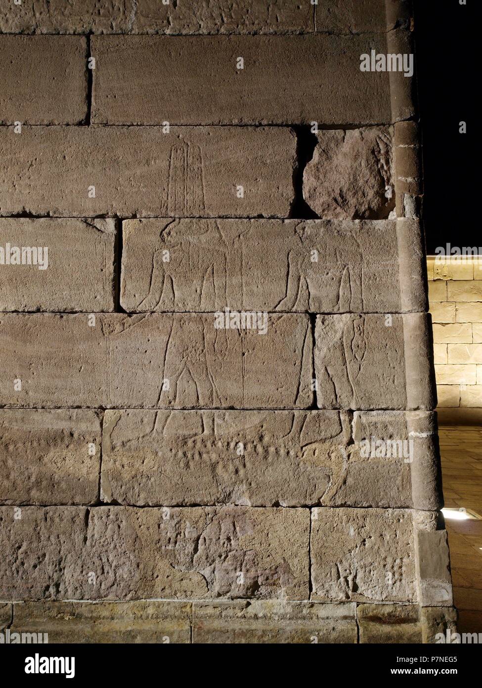 TEMPLO DE DEBOD: RELIEVES EN LA PARED OESTE EXTERIOR Stock Photo - Alamy, image size:975x1390