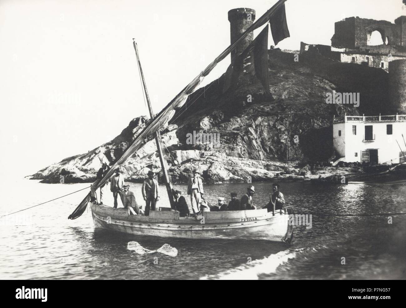 Catalunya. Girona. Llagut, barca de vela tradicional catalana, en la playa de Tossa de Mar. Años 1950. Stock Photo