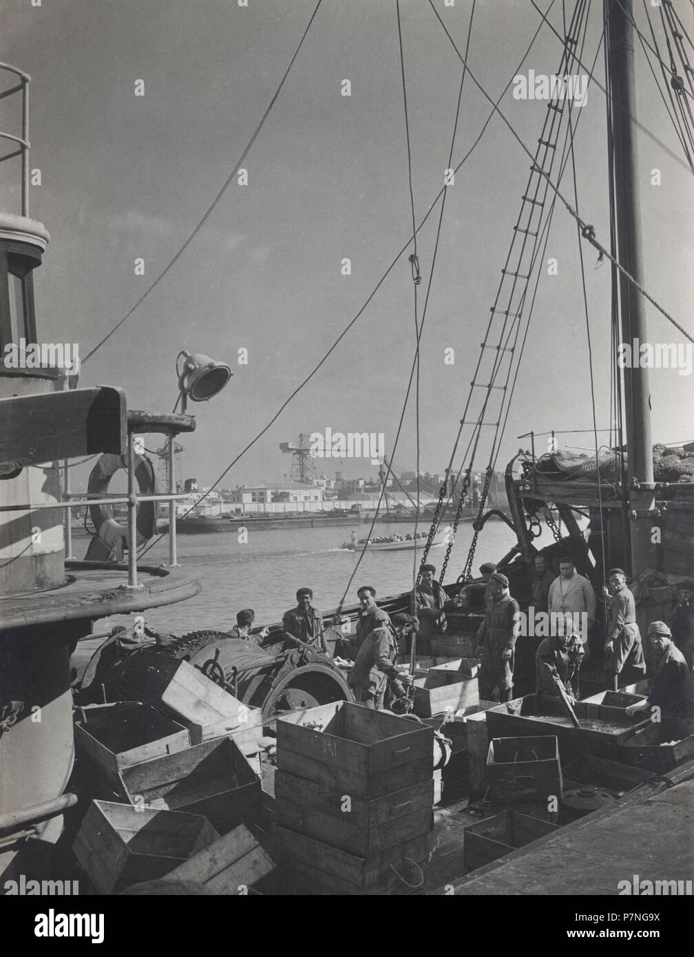 Andalucía. Cádiz. Barco de pesca y su tripulación en el puerto.  Años 1950. Stock Photo