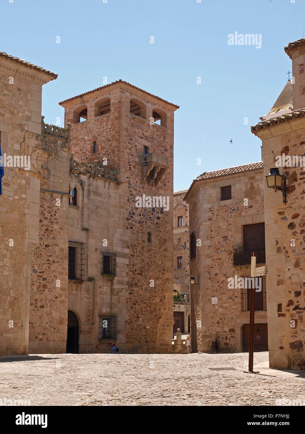 PALACIO DE LOS GOLFINES DE ABAJO, EN LA PLAZA DE LOS GOLFINES CACERES, EXTREMADURA Stock Photo