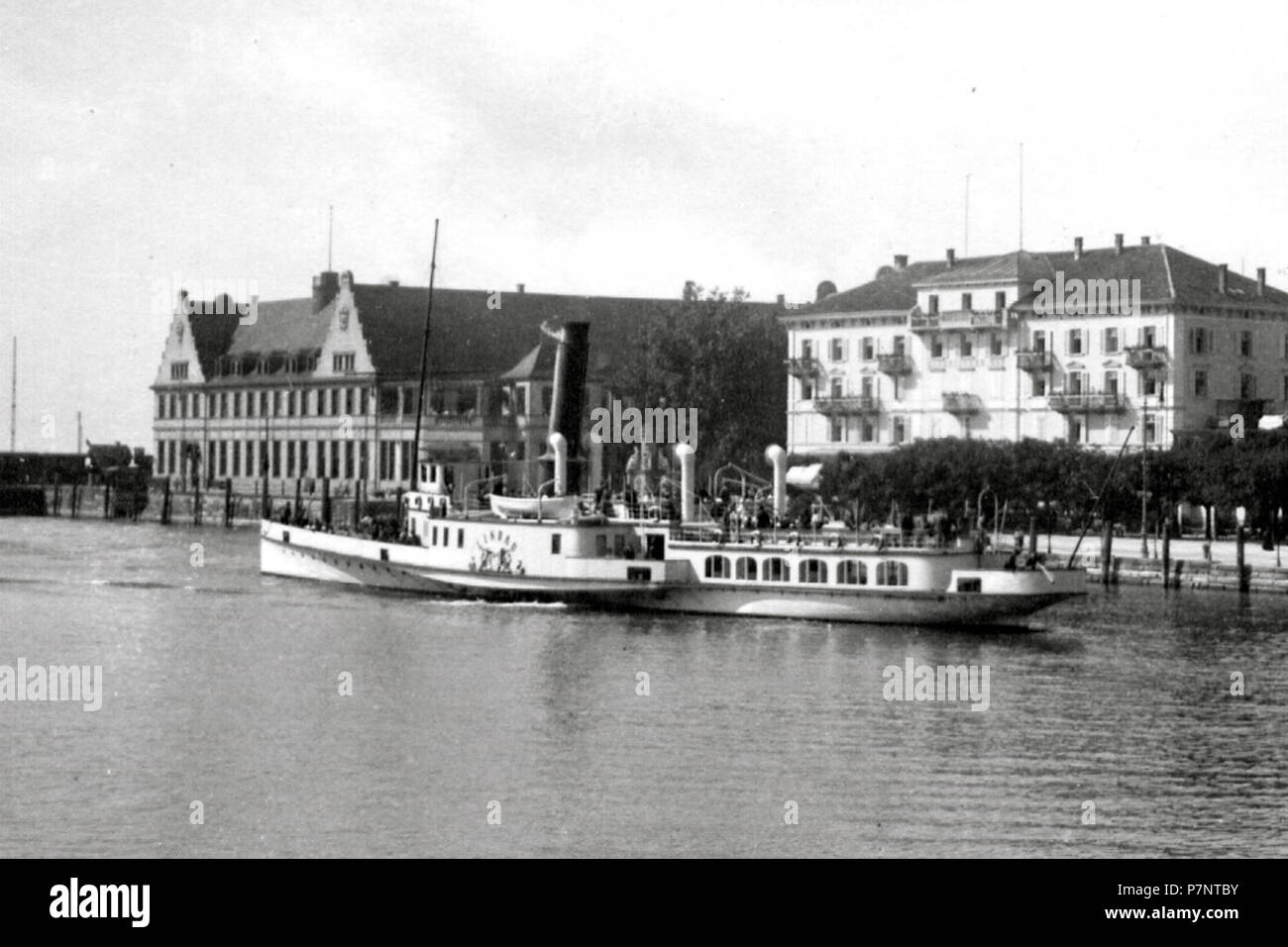 Deutsch: Die Lindau (Schiff, 1905) legt 1906 im Hafen von Lindau (Bodensee) rückwärts an einem Liegeplatz an der Ostmole an. 17 August 2013, 13:45:16 247 Lindau1 Stock Photo