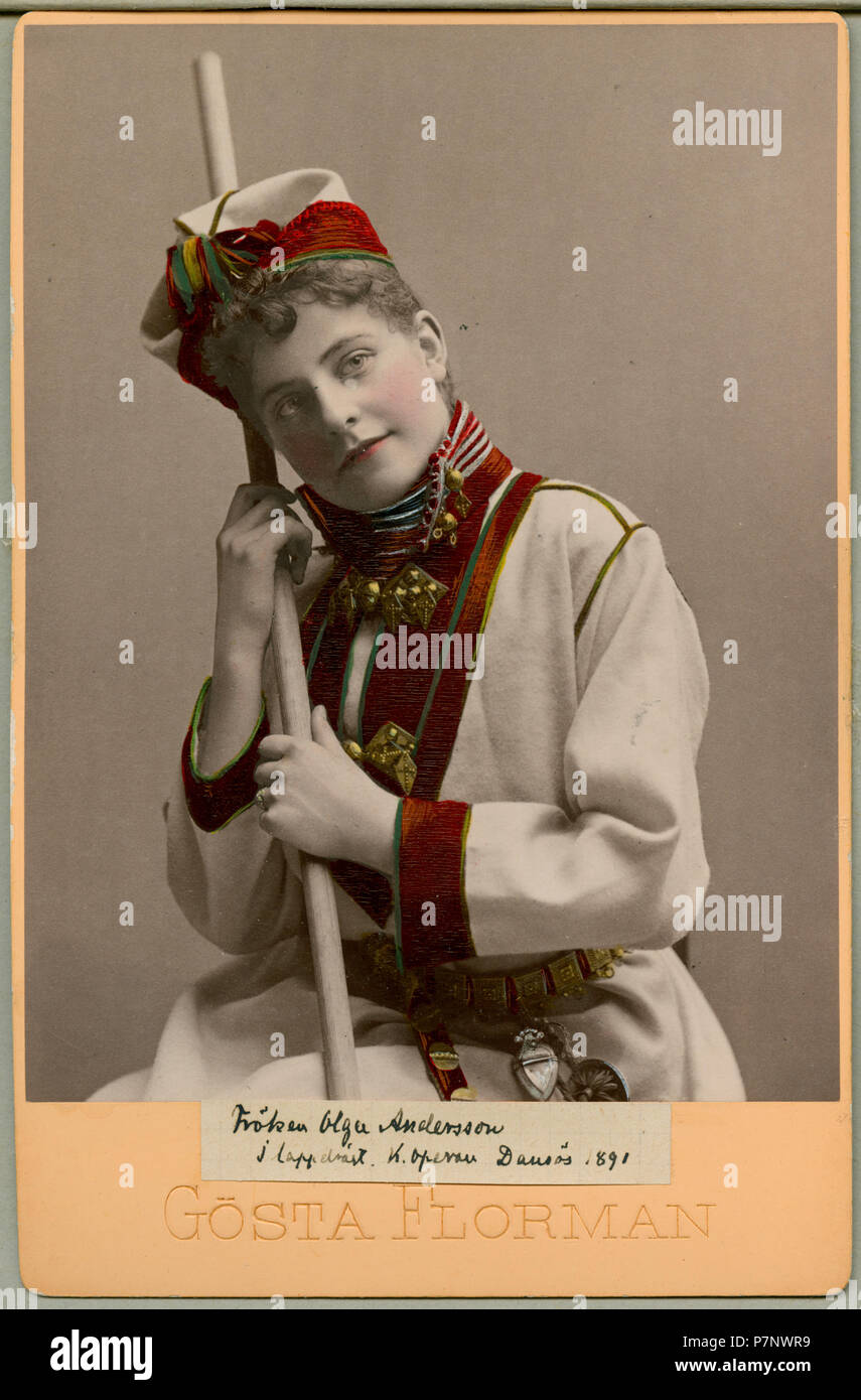 Olga Andersson i samisk dräkt, föreställning okänd. Kungliga Operan 1891 293 Olga Andersson, rollporträtt - SMV - H1 064 Stock Photo