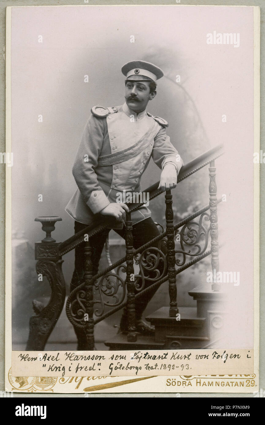 Axel Hansson som Löjtnant Kurt von Folgen i Krig i fred, Göteborgs teater 1892 30 Axel Hansson, rollporträtt - SMV - H3 167 Stock Photo