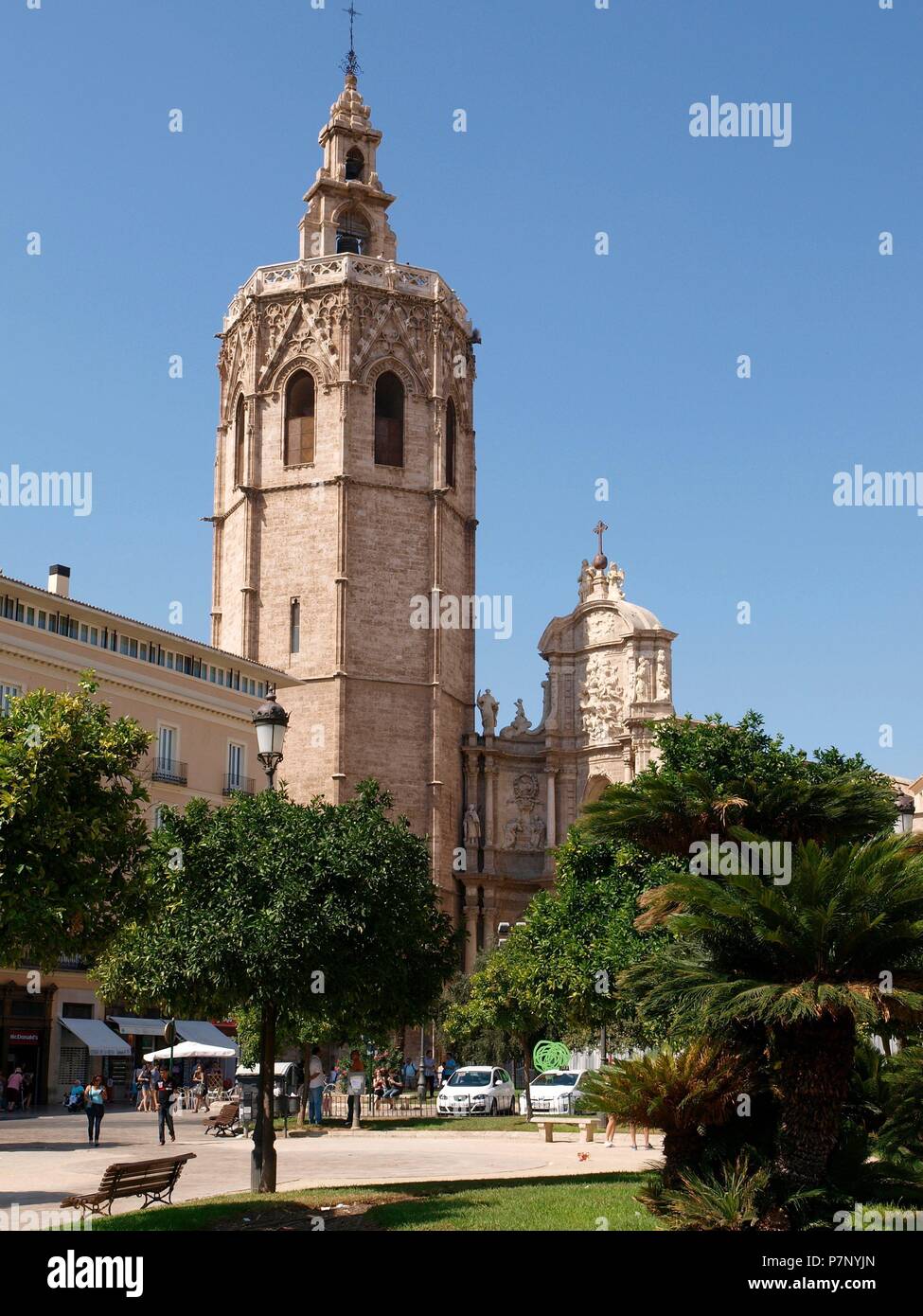 fachada-de-la-catedral-y-torre-del-miguelete-desde-la-plaza-de-la-reina