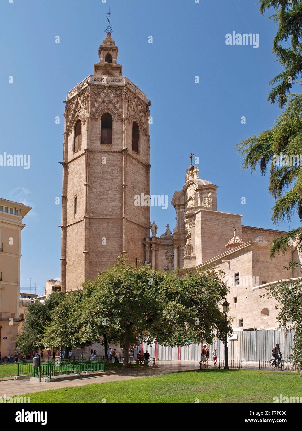 fachada-de-la-catedral-y-torre-del-miguelete-desde-la-plaza-de-la-reina