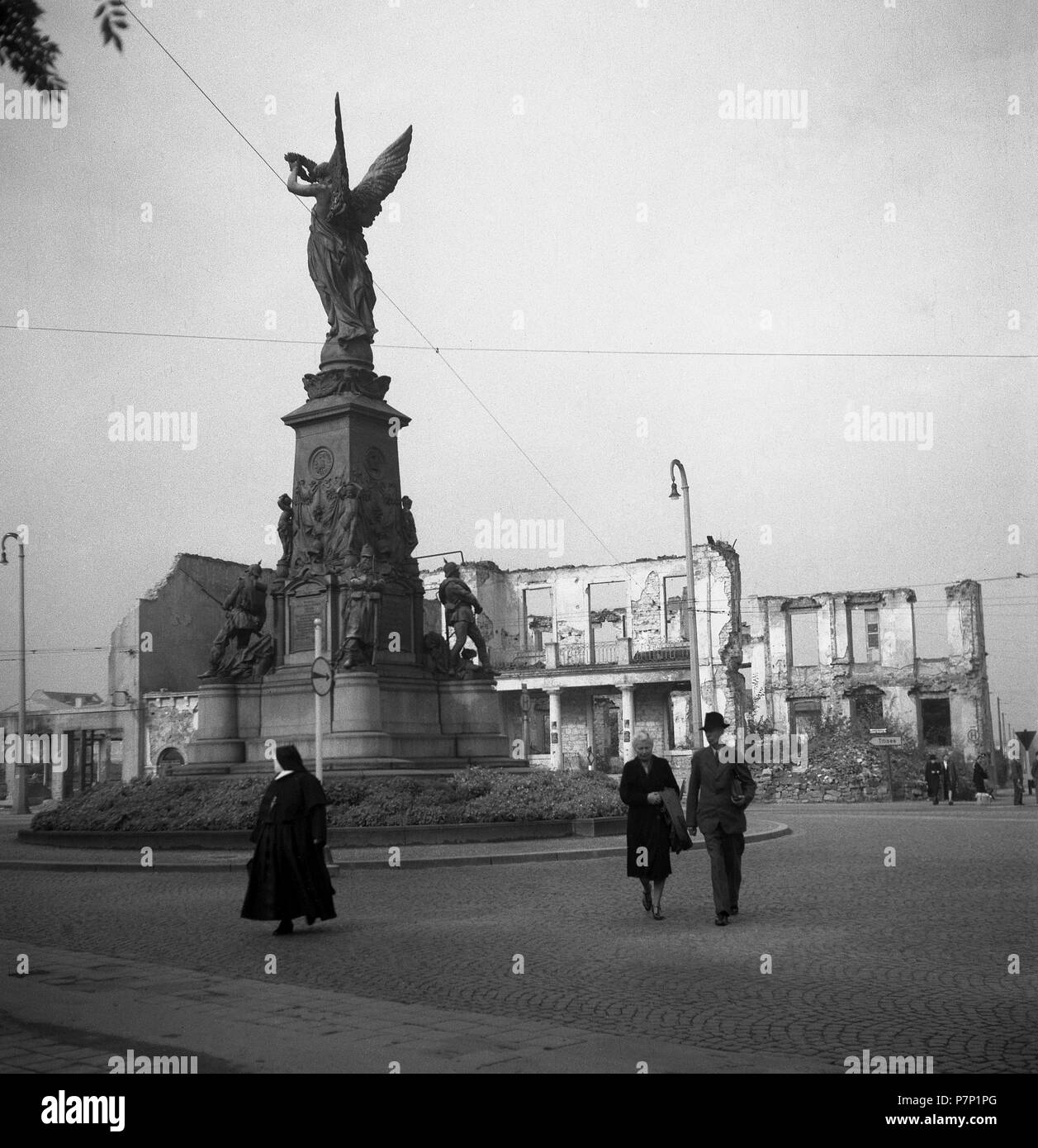 The Victory Monument at the end of Kaiser-Joseph-Straße in Freiburg, destroyed buildings in the background, ca. 1945, Freiburg Stock Photo