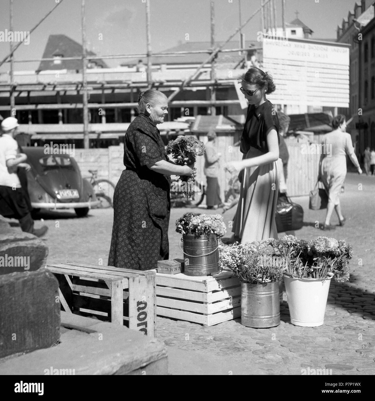 Flower seller, Freiburger Münstermarkt, approx. 1945 to 1955, Freiburg