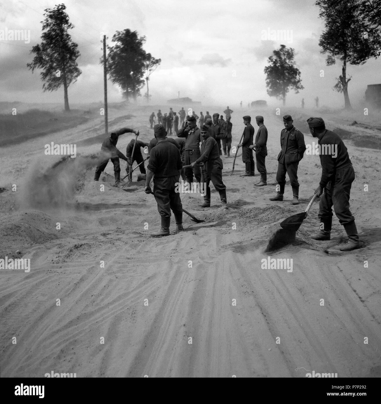 Attack on the Soviet Union, Operation Barbarossa. 1941. original caption: Straßenbau, Stolpce, Belarus Stock Photo