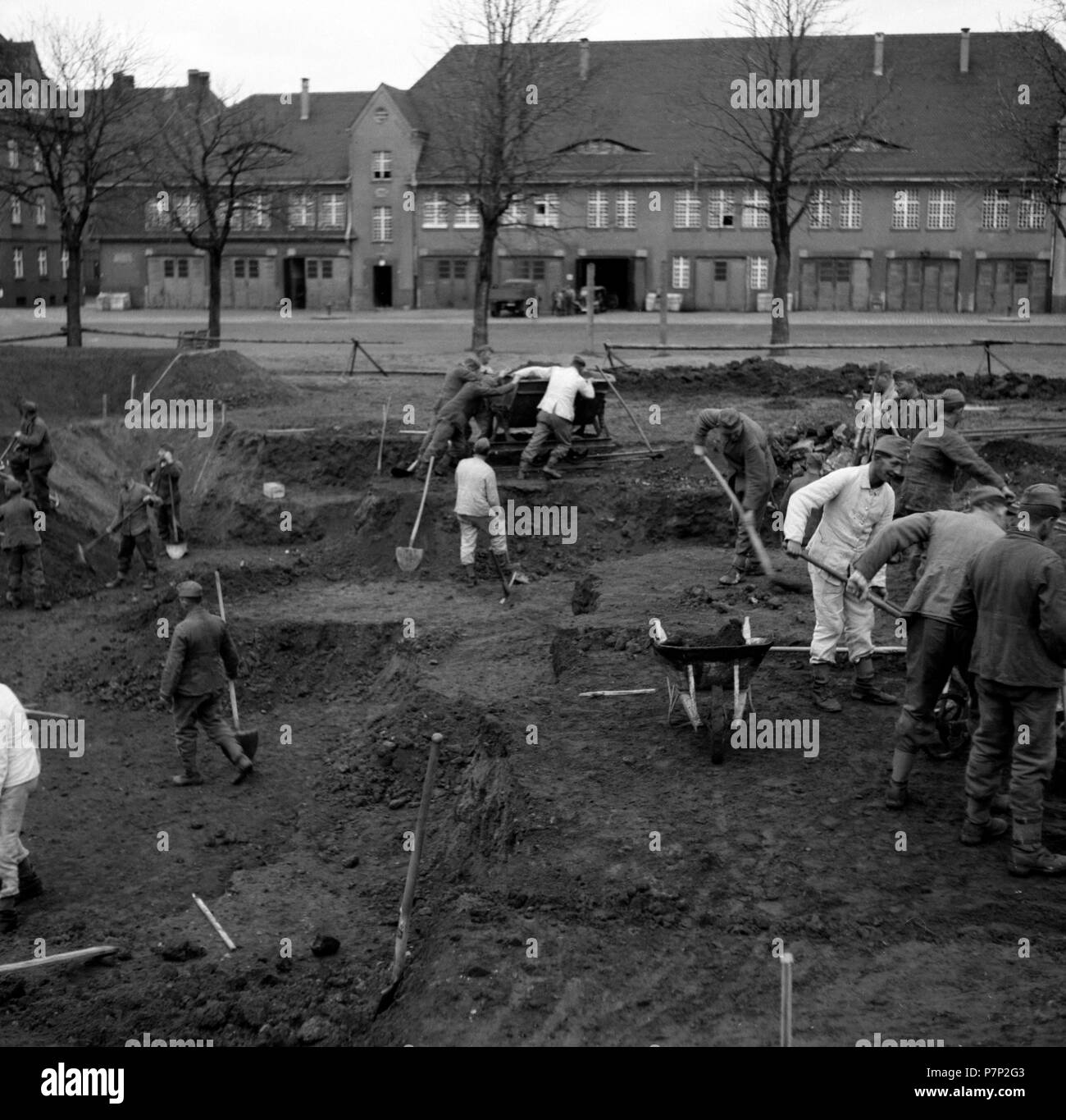 Approx. 1939,1941, Training Wehrmacht, Wehrmacht soldiers digging, Ulm