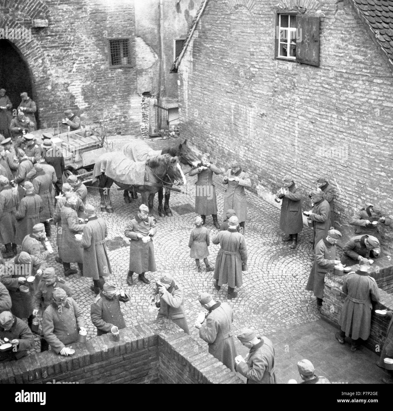 Approx. 1939,1941, training Wehrmacht, original caption: Ulm, Food serving in the butcher's tower, Ulm, Germany Stock Photo