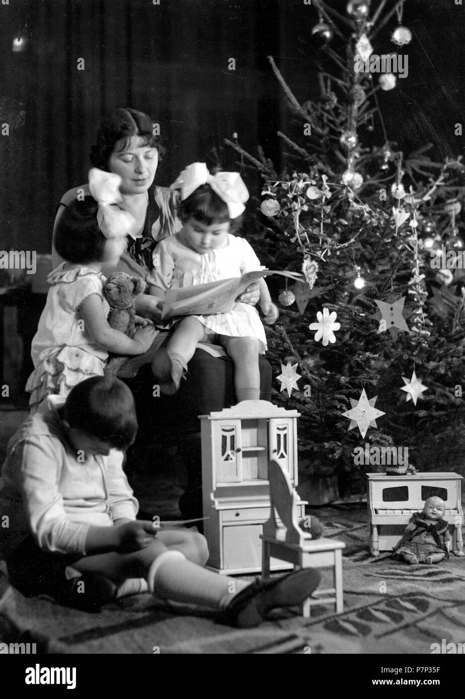 Family under the Christmas tree ca. 1930, exact place unknown, Germany Stock Photo