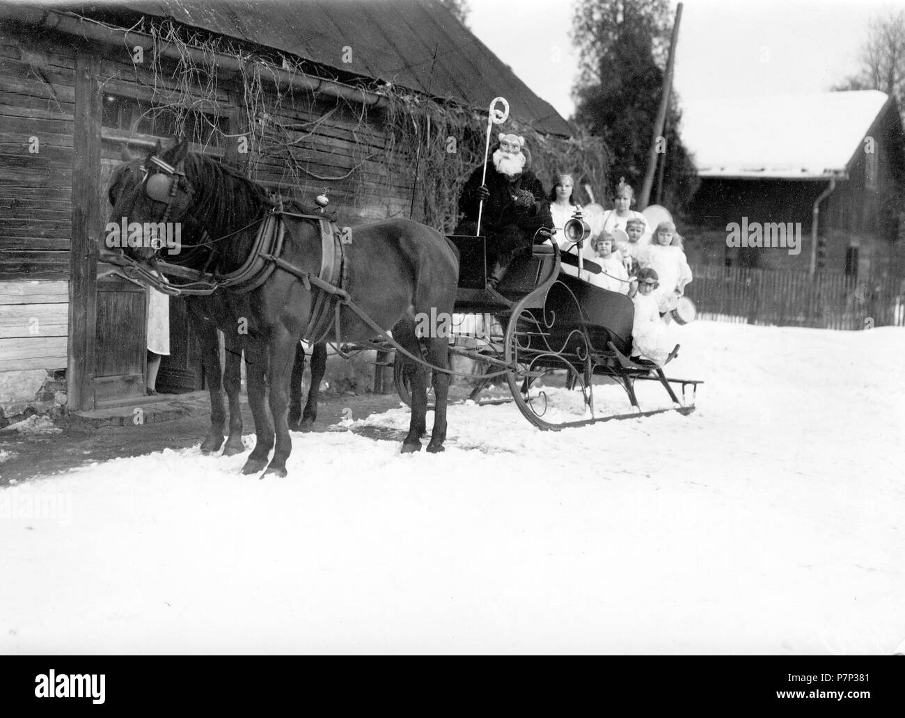 Nikolaus with sledge and children ca. 1929, exact place unknown, Germany Stock Photo