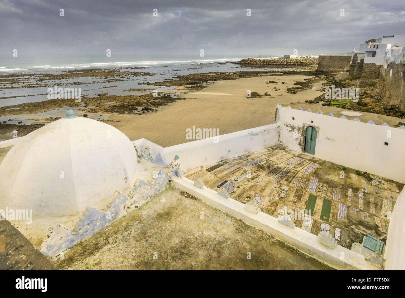 antiguo cementerio musulmán, con tumbas de cerámica multicolor, Assilah