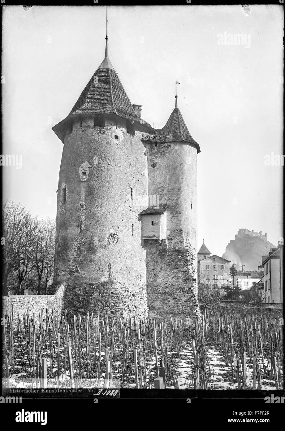 Sion, Tour des Sorciers, vue d'ensemble; Vue d'ensemble de la Tour des Sorciers depuis l'ouest. 1902 82 CH-NB - Sion, Tour des Sorciers, vue d'ensemble - Collection Max van Berchem - EAD-7676 Stock Photo