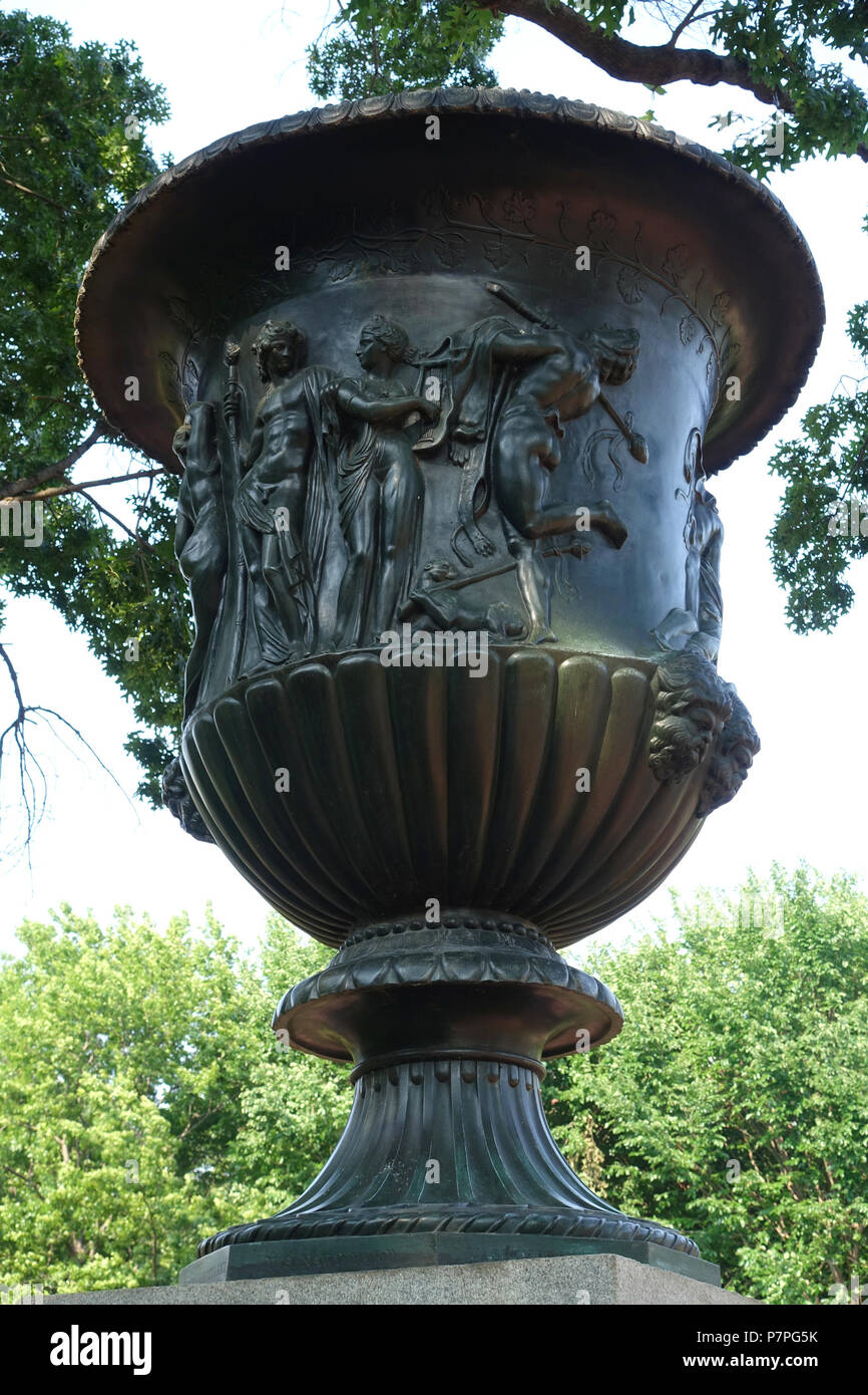 English: Navy Yard Urn (Lafayette Square) - Washington, DC. This artwork is in the  because the artist died more than 70 years ago. 11 June 2015, 17:25:23 284 Navy Yard Urn (Lafayette Square) - Washington, DC - DSC05649 Stock Photo