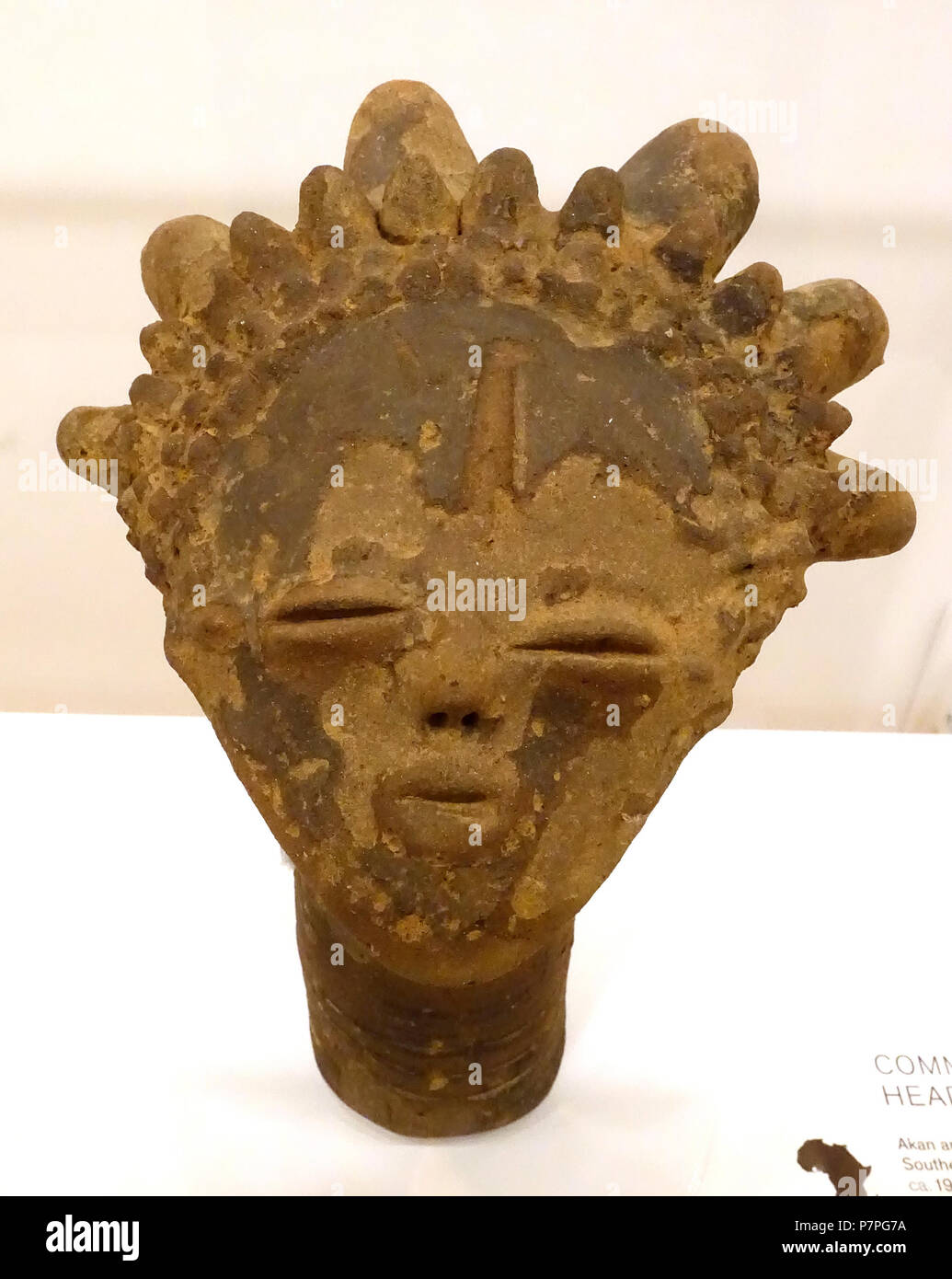 English: Exhibit in the Krannert Art Museum, University of Illinois at Urbana-Champaign - Urbana-Champaign, Illinois, USA. This work is old enough so that it is in the . 15 June 2015, 11:59:33 96 Commemorative head, Akan people, Southern Ghana, c. 19th century, terracotta - Krannert Art Museum, UIUC - DSC06174 Stock Photo