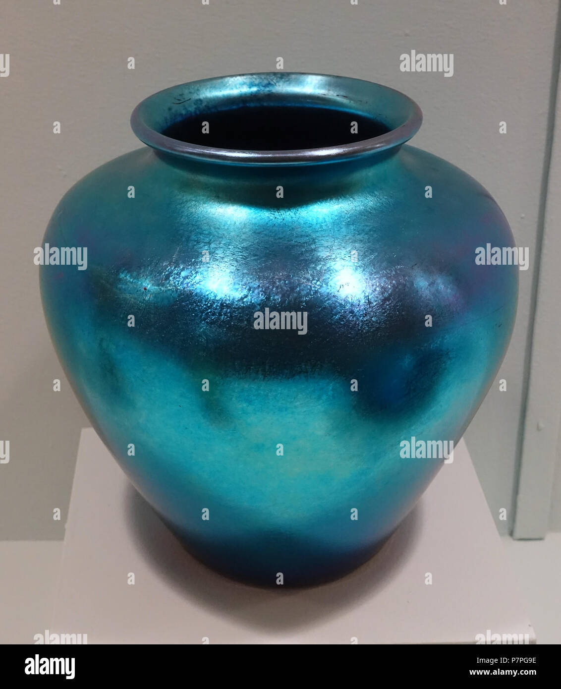 English: Exhibit in the Krannert Art Museum, University of Illinois at Urbana-Champaign - Urbana-Champaign, Illinois, USA. This work is old enough so that it is in the . 15 June 2015, 13:12:28 29 Aurene vase, Steuben Division of Corning Glass Works, New York, 1900-1925, blue iridescent blown glass - Krannert Art Museum, UIUC - DSC06571 Stock Photo