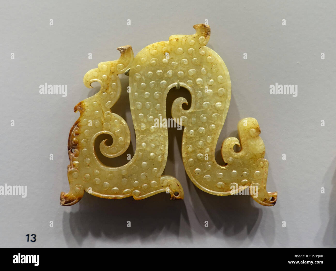 English: Exhibit in the Arthur M. Sackler Museum, Harvard University, Cambridge, Massachusetts, USA. This artwork is in the  because the artist died more than 70 years ago. 11 April 2015, 10:44:10 299 Pair of Dragons, 1 of 2, China, Warring States period, 5th-4th century BC, nephrite - Arthur M. Sackler Museum, Harvard University - DSC00761 Stock Photo