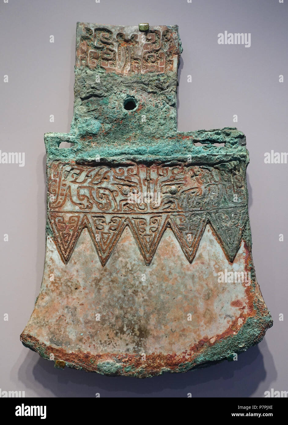 English: Exhibit in the Arthur M. Sackler Museum, Harvard University, Cambridge, Massachusetts, USA. This artwork is in the  because the artist died more than 70 years ago. 11 April 2015, 10:46:35 63 Ceremonial Axe, China, Shang dynasty, 14th-11th century BC, cast bronze - Arthur M. Sackler Museum, Harvard University - DSC00776 Stock Photo