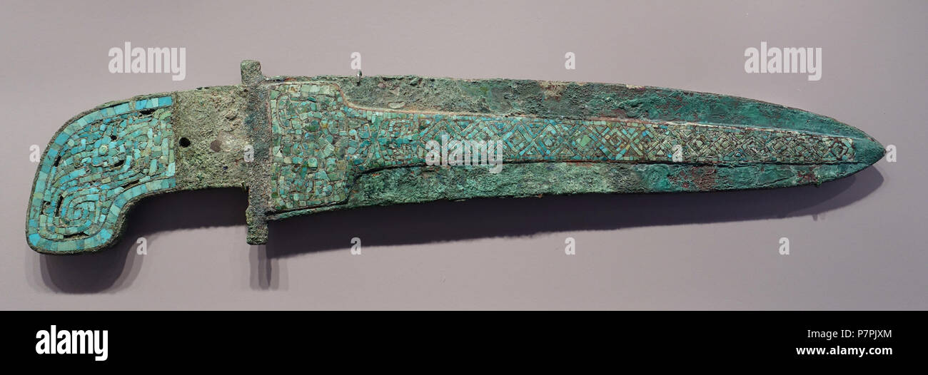 English: Exhibit in the Arthur M. Sackler Museum, Harvard University, Cambridge, Massachusetts, USA. This artwork is in the  because the artist died more than 70 years ago. 11 April 2015, 10:48:34 249 Long Dagger-Axe with Curved End, China, Shang dynasty, 14th-11th century BC, bronze with turquoise inlay - Arthur M. Sackler Museum, Harvard University - DSC00785 Stock Photo