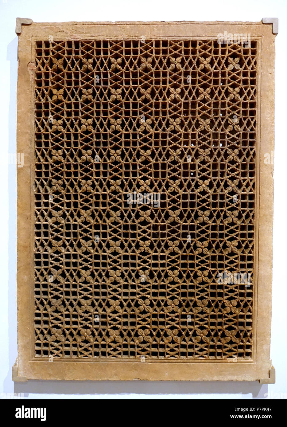 English: Exhibit in the Arthur M. Sackler Museum, Harvard University, Cambridge, Massachusetts, USA. This artwork is in the  because the artist died more than 70 years ago. 11 April 2015, 11:37:56 310 Pierced Screen (jali), India, Mughal period, c. 1580 AD, sandstone - Arthur M. Sackler Museum, Harvard University - DSC01106 Stock Photo