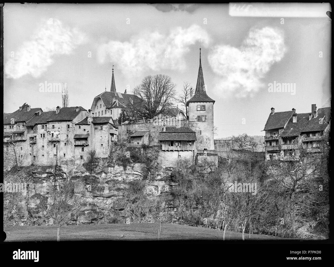 Moudon, Le Bourg, vue d'ensemble; Vue d'ensemble du Bourg vu du nord-est.. 1899 75 CH-NB - Moudon, Le Bourg, vue d'ensemble - Collection Max van Berchem - EAD-7371 Stock Photo
