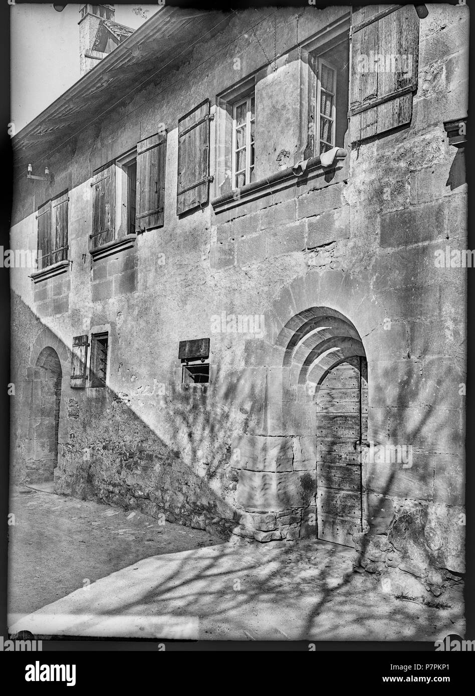 Villette, Maison, vue partielle; Vue partielle de la façade d'une maison viticole bernoise à Villette. 1899 87 CH-NB - Villette, Maison, vue partielle - Collection Max van Berchem - EAD-7575 Stock Photo