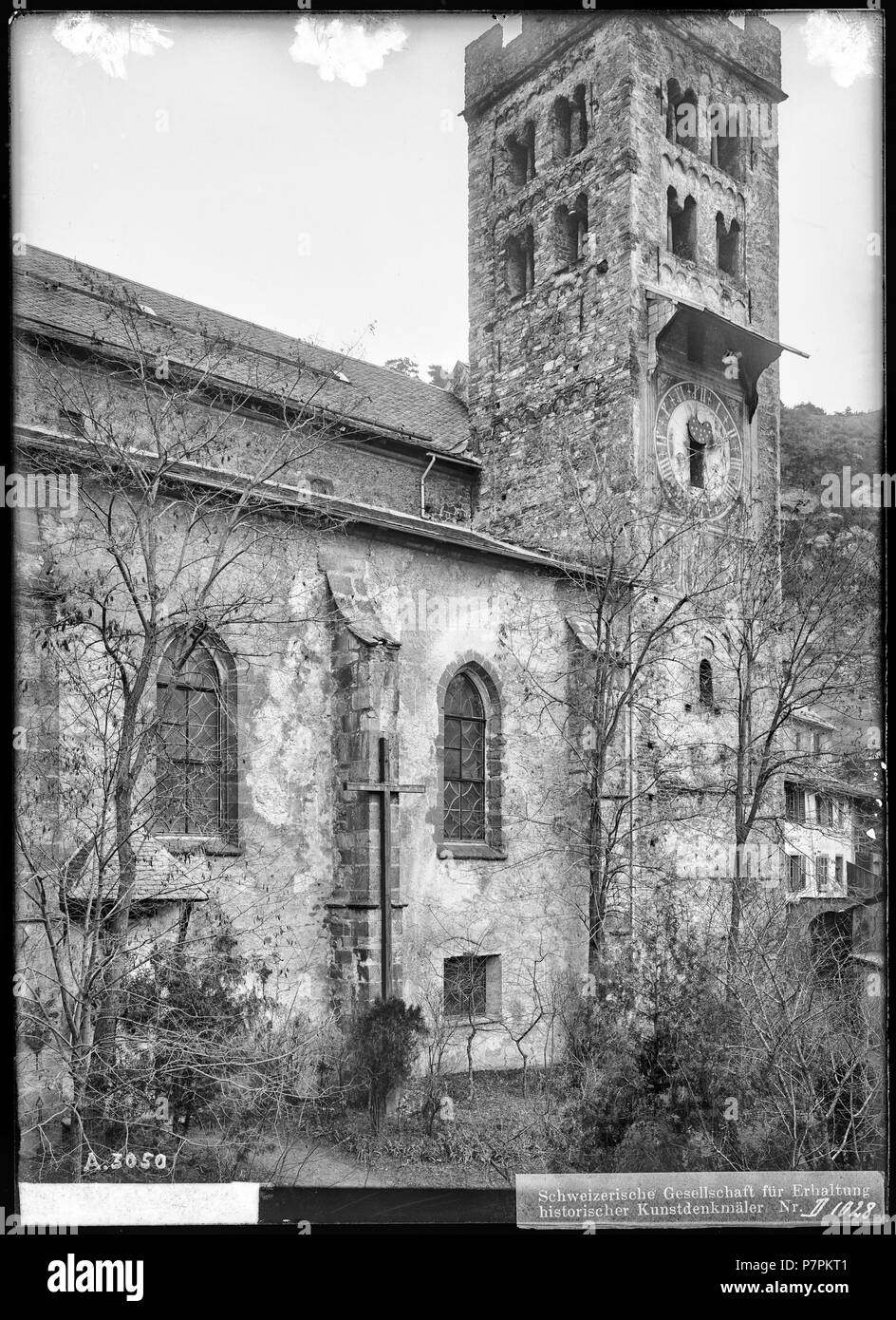 Leuk, Kirche, vue partielle; Vue partielle de l'église paroissiale Saint-Etienne et de son clocher. 1902 74 CH-NB - Leuk, Kirche, vue partielle - Collection Max van Berchem - EAD-7617 Stock Photo