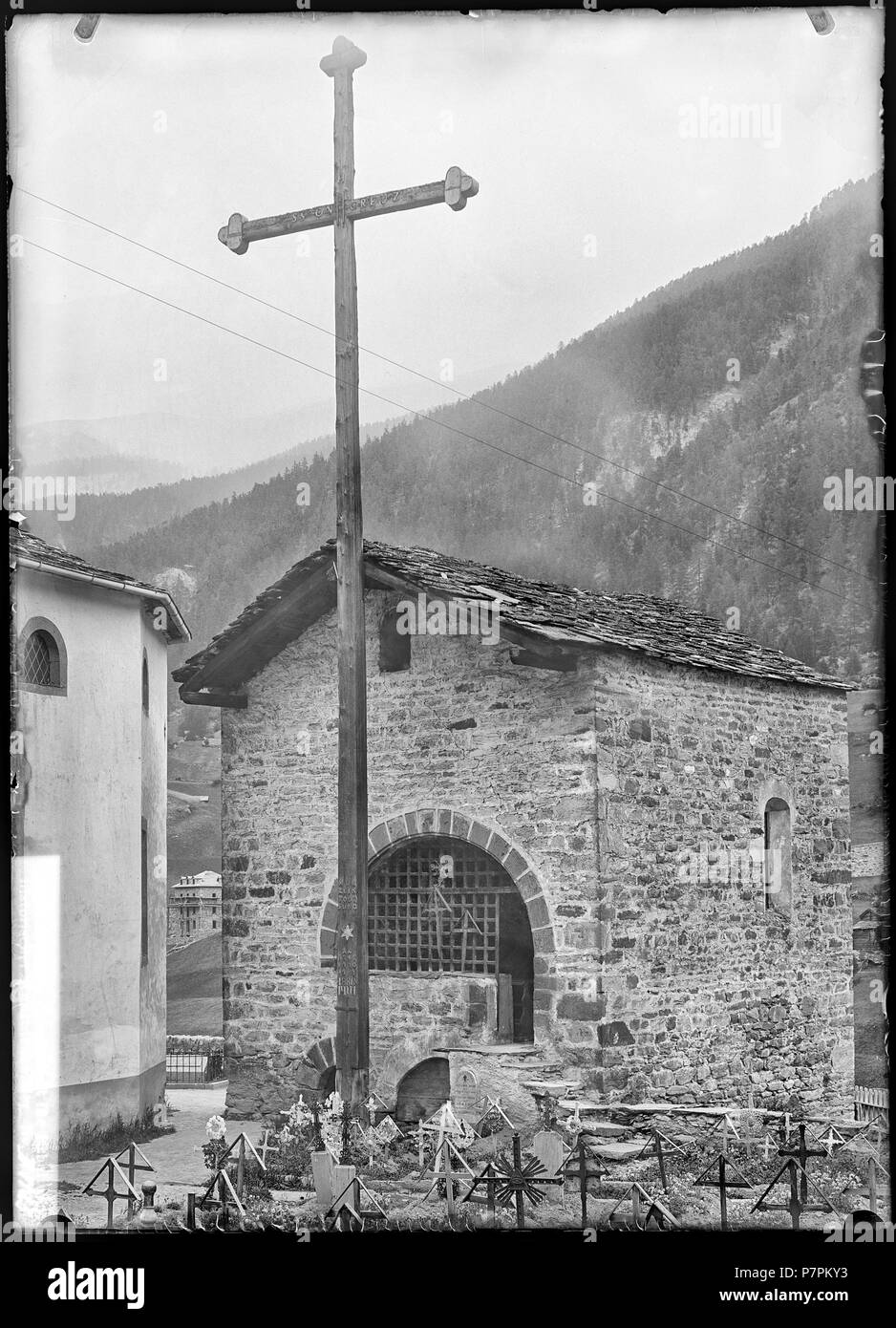 Zermatt, Beinhaus, vue d'ensemble; Vue d'ensemble de l'ossuaire à côté de l'ancienne église Saint-Maurice. 1902 87 CH-NB - Zermatt, Beinhaus, vue d'ensemble - Collection Max van Berchem - EAD-8651 Stock Photo