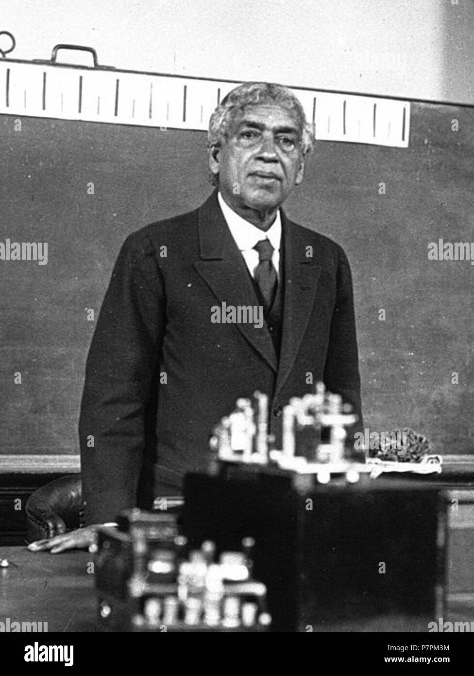 English: Bengali scientist Jagadish Chandra Bose (1858-1937) lecturing on  the 'nervous system' of plants at the Sorbonne in Paris in 1926. Français :  Le savant bengali Jagadish Chandra Bose (1858-1937) démontrant l'existence