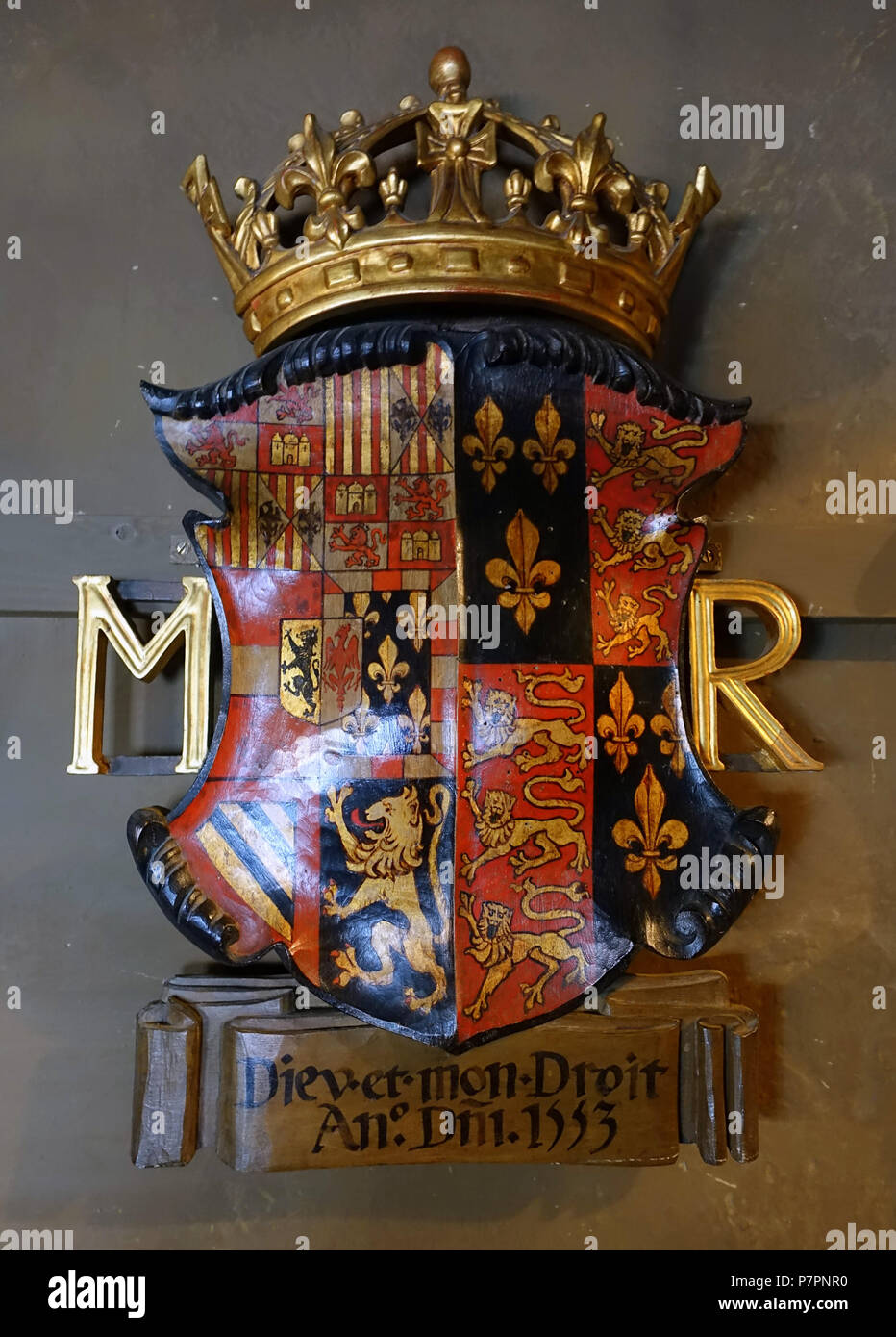 English: Exhibit in Snowshill Manor - Gloucestershire, England. All items in this photograph are old enough so that they are in the . 23 May 2016, 08:43:21 261 Mary I, 1553, Dieu et mon droit - Snowshill Manor - Gloucestershire, England - DSC09603 Stock Photo