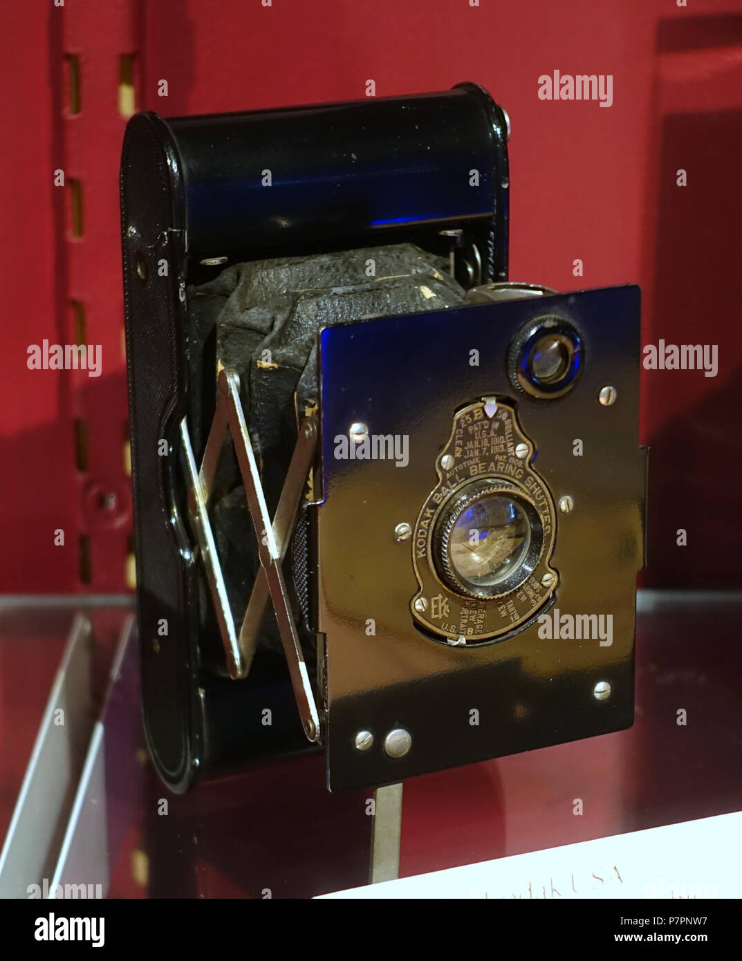 English: Exhibit in the Fox Talbot Museum - Wiltshire, England. 26 May 2016, 11:55:04 233 Kodak No. 2A Folding Autographic Brownie, 1915-1926 - Fox Talbot Museum - Wiltshire, England - DSC01053 Stock Photo