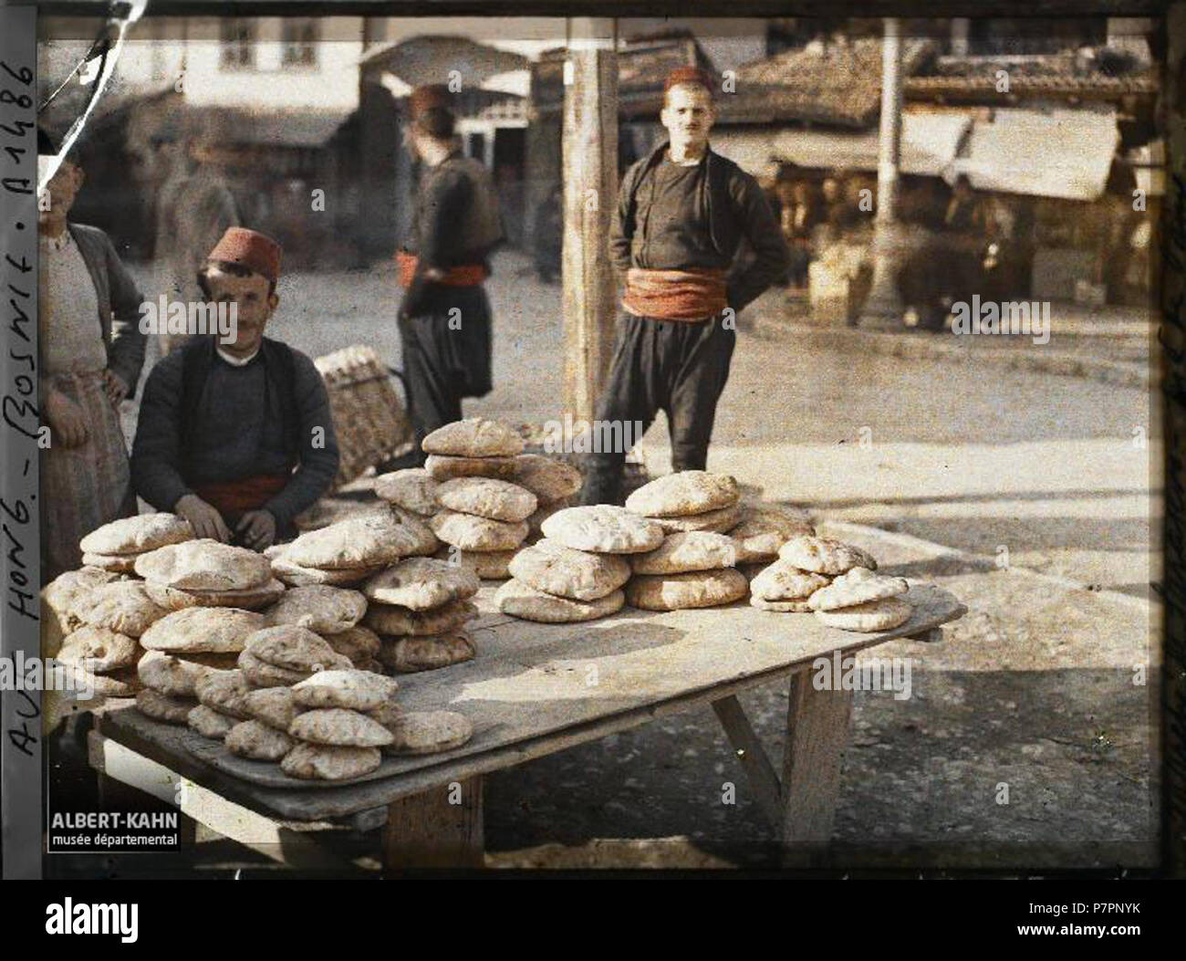 English: Bread merchant at the market Français : Marchands de pain au marché . 15 October 1912 53 Bosnian bread merchant Stock Photo